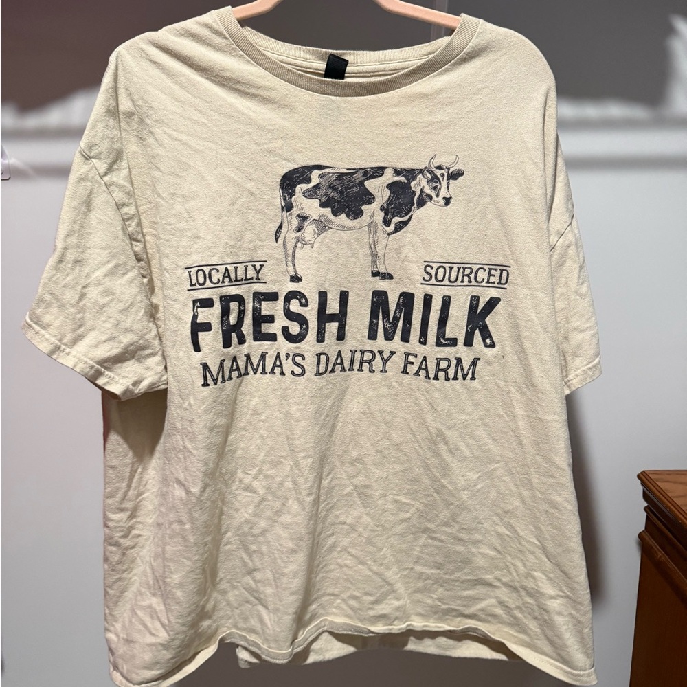 Gildan Beige “Mama’s Dairy Farm” Graphic T-Shirt